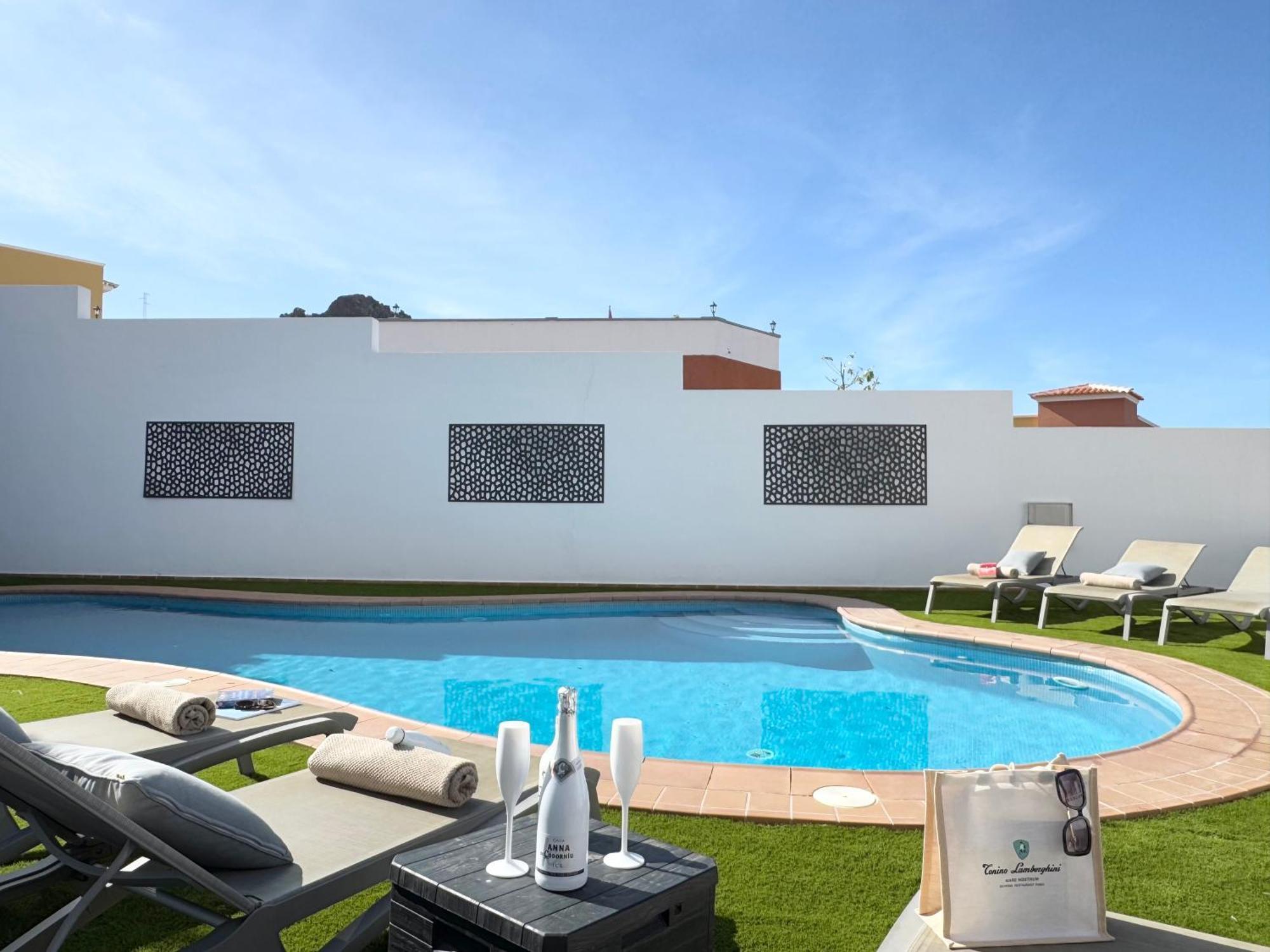 Villa Amorio A Spacious Modern Getaway With A Private Heated Pool & Sea Views Costa Adeje  Exterior photo